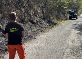 Incendio Madonna dei Bisognosi, tra fiamme e ghiaccio: volontari riparano autobotte e presidiano la zona (foto)