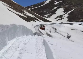 A Campo Imperatore ancora muri di neve, turbine a lavoro sulla strada