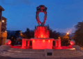 L’Abruzzo s’illumina di rosso per la Giornata della sclerosi multipla: monumenti e palazzi uniti nella solidarietà (Gallery)