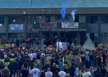 Lacrime, fiori e palloncini: in centinaia per l’ultimo saluto a Federico Ponziani