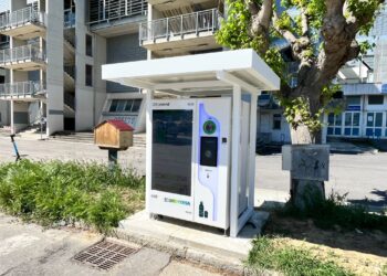 Roseto più green: attivo il nuovo eco-compattatore “mangiaplastica” in Piazza Olimpia