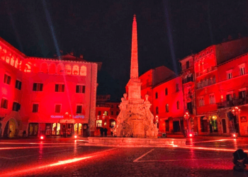 L’Abruzzo s’illumina di rosso per la Giornata della sclerosi multipla: monumenti e palazzi uniti nella solidarietà (Gallery)