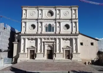 Cade una porzione di intonaco nella basilica di San Bernardino: in corso controlli