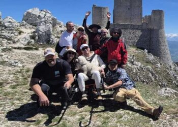 Addio al celibato inclusivo per Marco grazie ad Appennini for all: in joelette a Rocca Calascio
