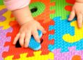 Bimbi tirati per i capelli o bloccati sui banchi, maestra a processo ad Avezzano