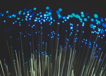 Fibra ottica in Italia: copertura al 77%, ma solo 3 famiglie su 10 la utilizzano