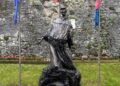 Nel cuore di Celano il volto di San Francesco: svelata la grande scultura monumentale (fotogallery)