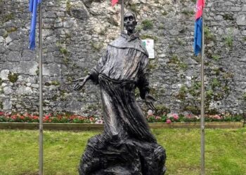 Nel cuore di Celano il volto di San Francesco: svelata la grande scultura monumentale (fotogallery)