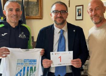 Stracittadina Città dell’Aquila 2026, consegnato al sindaco Biondi il pettorale numero 1