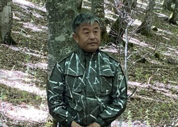 L’uomo che scompare nel bosco, il corpo che diventa paesaggio: Liu Bolin oggi a Pescasseroli