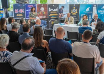 Estatica 2026 a Pescara: oltre 60 eventi tra musica, sapori e l’iconica voce di Luca Ward