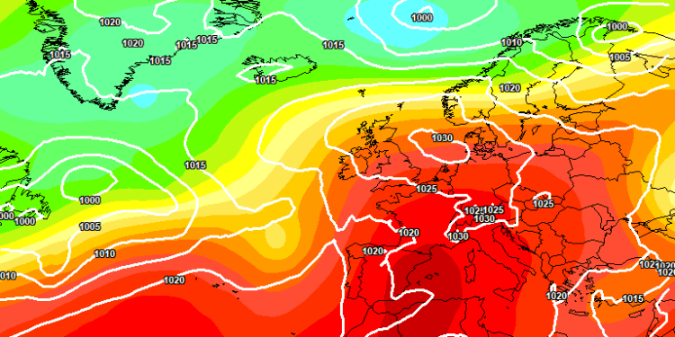 A 500 hpa il modello europeo ECMWF vede al momento questa situazione con i geopotenziali in aumento (DAM 590-596). Sull Abruzzo condizioni di cielo sereno o poco nuvoloso al mattino, qualche addensamento nel corso delle ore pomeridiane e temperature in aumento (+17/+19°c ad 850 hpa)
