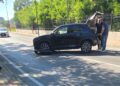 Sbanda in viale della Bonifica e si schianta sul marciapiede: traffico bloccato tra Pescara e Francavilla