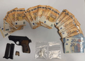 Droga, arma rubata e 21mila euro nascosti in casa: arrestato 35enne