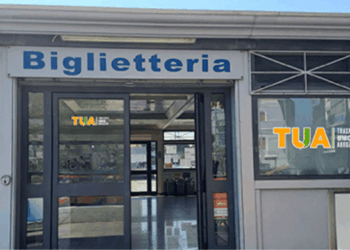 Caos alla biglietteria Tua di Pescara: code di 45 minuti sotto il caldo per i nuovi abbonamenti