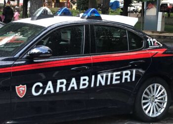 Colpo in pieno giorno fuori al centro commerciale: donna derubata della borsa