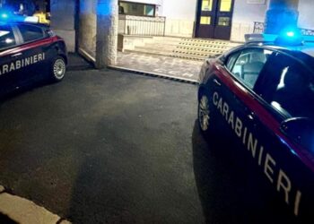 Colpo al supermercato, aggredisce la guardia giurata: bloccato dopo una corsa nel cuore della città