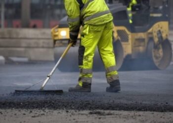 Catrame bollente in cantiere: operaio gravemente ustionato al volto