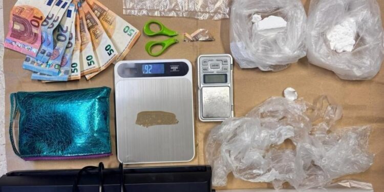 Cocaina nascosta nel bagno e in un armadio, pronta per lo spaccio: arrestato 46enne