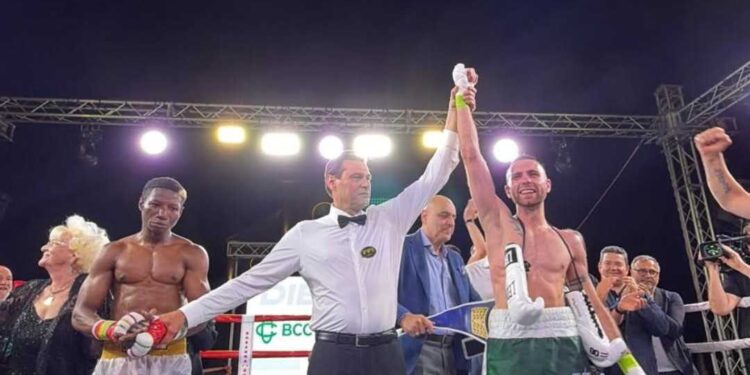 La grande boxe Ad Avezzano, Gianluca Valente Re dei superpiuma: conquista il titolo italiano