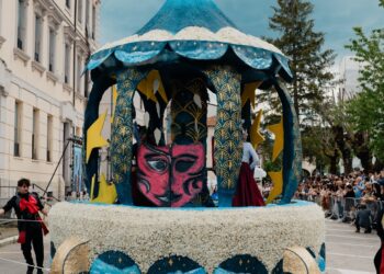 Festa del Narciso: il carro “Una notte come tutte le altre notti” vince l’ottantesima edizione