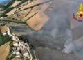 Vasto incendio in un campo fotovoltaico, in azione l’elicottero