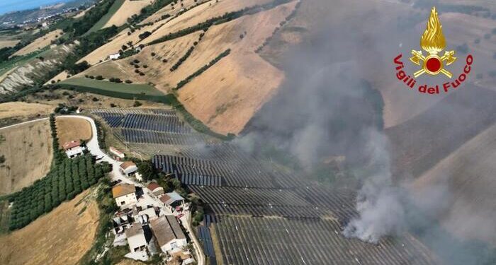 Vigili del fuoco impegnati nelle operazioni di spegnimento di un vasto incendio di sterpaglie che si è sviluppato in provincia di Teramo, a Bellante, in località Sant'Angelo. Le fiamme si sono propagate all'interno di un campo fotovoltaico e stanno interessando un'area di circa otto ettari, lungo un pendio. La presenza dei pannelli fotovoltaici e della vegetazione secca rende particolarmente difficoltoso l'intervento a terra. È già intervenuto da Pescara l'elicottero 'Drago 158', che ha effettuato 14 lanci. Sul posto, oltre ai vigili del fuoco del Comando di Teramo e del Distaccamento di Nereto, stanno intervenendo anche squadre di volontari Aib, 17 giugno 2026. US VIGILI DEL FUOCO ++FOTO DIFFUSA DALL'UFFICIO STAMPA - USARE SOLO PER ILLUSTRARE OGGI LA NOTIZIA INDICATA NEL TITOLO - NON ARCHIVIARE - NON VENDERE - NON USARE PER FINI NON GIORNALISTICI - NPK+++
