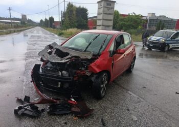 Violento scontro tra auto e tir al Nucleo Industriale di Avezzano: ferita una donna