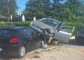 Tragedia sfiorata davanti al bar, auto fuori controllo sfonda recinzione e muretto (V1DEO)