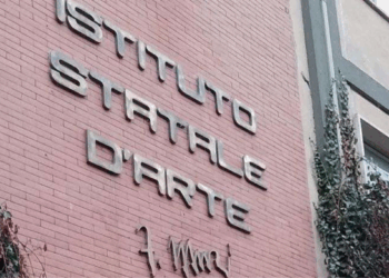 Partita la demolizione dell’ex Istituto d’Arte: al suo posto un parcheggio da 100 posti