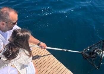 Diportisti “pescano” 76 kg di rifiuti in mare: e tra le acque spunta un semaforo