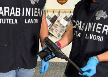 Chiede lo stipendio arretrato, datore di lavoro lo minaccia con una pistola: imprenditore denunciato