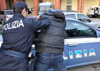 Caos in un negozio di Avezzano: giovane straniero in escandescenza morde gli agenti