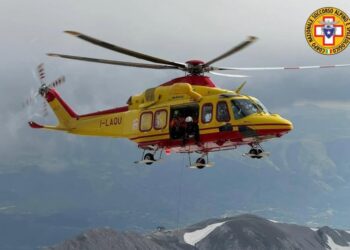 Scivola durante la discesa dal Corno Grande in mezzo a una fitta nebbia, alpinista dal terrore al salvataggio