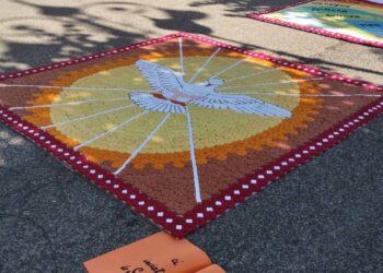 Un record tutto marsicano, infiorata all’uncinetto: maestria e arte nel Corpus Domini a Gioia dei Marsi