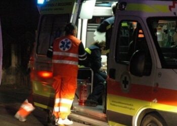 Personale sanitario ancora nel mirino: medici e infermieri picchiati in una piazza durante intervento