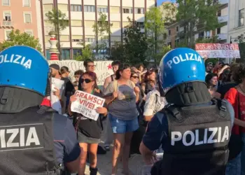 “Fascista vai via”, tensioni al comizio di Vannacci a Pescara: interviene la polizia in assetto antisommossa