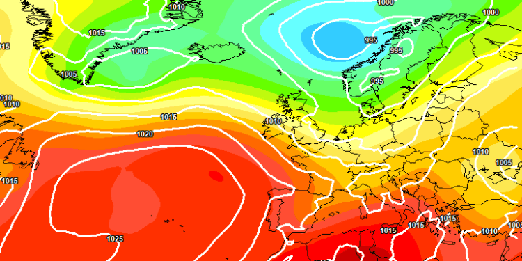 Ecco la situazione a 500 hpa secondo il modello europeo ECMWF, per le ore 14:00 di Domenica 26 Luglio. Sull Abruzzo condizioni di cielo poco nuvoloso, per buona parte della giornata, temperature in aumento. Peggiora tra la serata e la notte