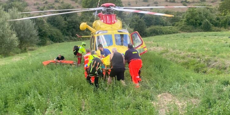 Paura a Orticola, cade durante la cavalcata e il cavallo lo schiaccia: interviene l’elisoccorso