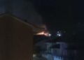 Violento incendio nel cuore dell’Aquila, edificio in fiamme: i Vigili del fuoco salgono sul tetto per domarlo