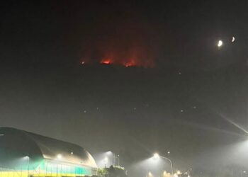 Incendio sul Salviano, le fiamme lambiscono la Lfoundry: sulla città cade fuliggine. All’alba arrivano i Canadair