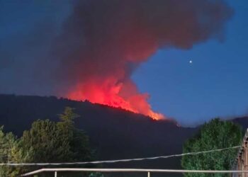 Brucia il Salviano, il fuoco avanza: fiamme su entrambi i versanti. Notte di massima allerta (foto)