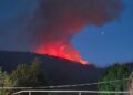 Brucia il Salviano, il fuoco avanza: fiamme su entrambi i versanti. Notte di massima allerta (foto)