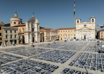 Piazza Duomo diventa un’opera d’arte: duemila volti raccontano la rinascita dell’Aquila