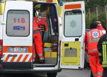 Il vento fa volare via un gonfiabile: tre bimbi feriti, grave una bambina di 10 anni