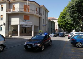 Seminano il panico in un negozio, furto, spintoni e urla: coppia criminale arrestata ad Avezzano