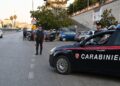Ruba in un negozio e aggredisce la commessa: arrestato 60enne