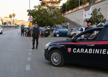 Ruba in un negozio e aggredisce la commessa: arrestato 60enne