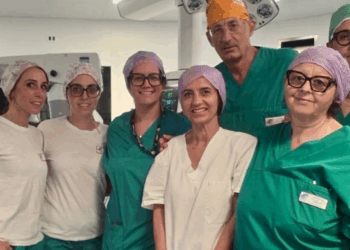 Torna a vedere grazie a un’iride artificiale su misura: l’eccezionale intervento all’Ospedale di Pescara