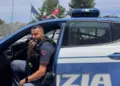 Bagnino in difficoltà durante soccorso, poliziotto mette in salvo 3 persone